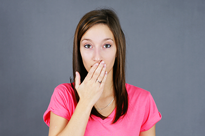 Кажущиеся безобидными болячки на губах, иногда поражающие и рот, могут оказаться герпесом