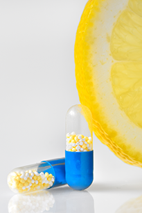Лимон и витаминные капсулы
