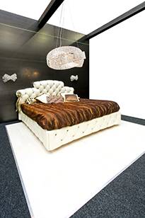 Сочетание классических и современных форм на примере спальни