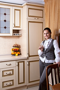 Девушка на фоне кухни в классическом стиле